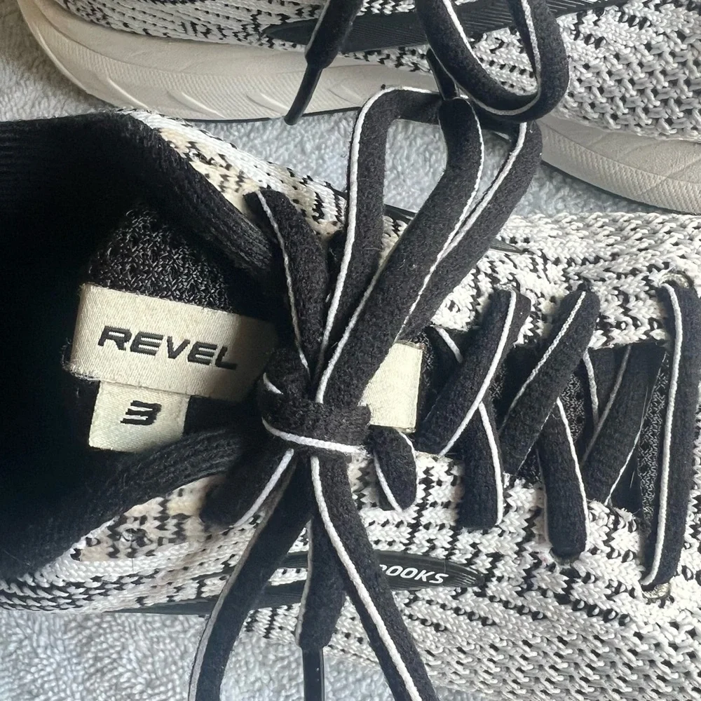 Brooks Revel 3 athletic shoes Very Good condition - Picture 4 of 6